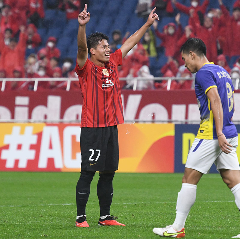 ハノイ戦で浦和加入後、初ゴールを決めて喜ぶエカニット（左）＝4日、埼玉スタジアム
