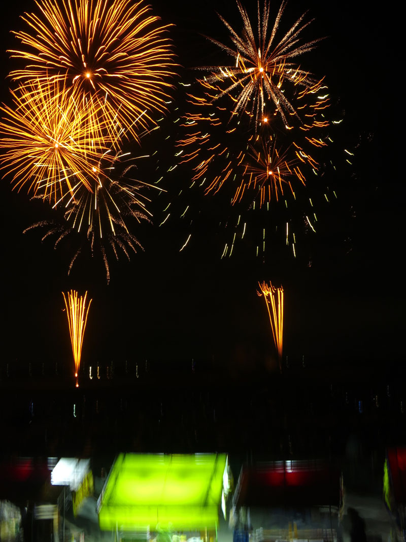 こうのす花火大会で次々に打ち上げられる大輪の華＝7日夜、埼玉県鴻巣市糠田の糠田運動場