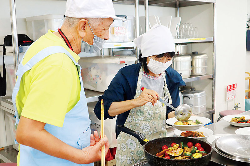 野菜たっぷり減塩料理に挑戦する参加者＝上尾公民館調理室
