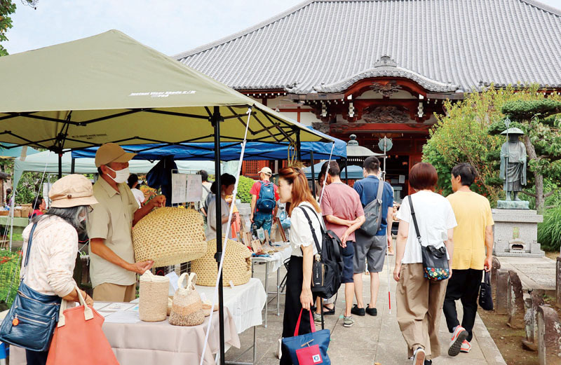 お寺の境内でにぎやかに行われたマルシェ＝上尾市上町の遍照院