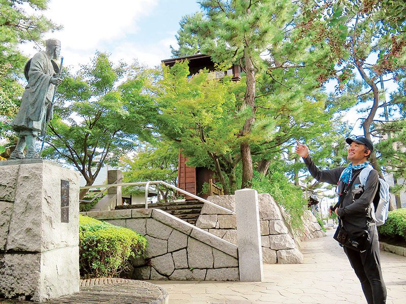 国指定名勝「草加松原」の松尾芭蕉像を眺める和田義治さん＝10日午後、草加市神明