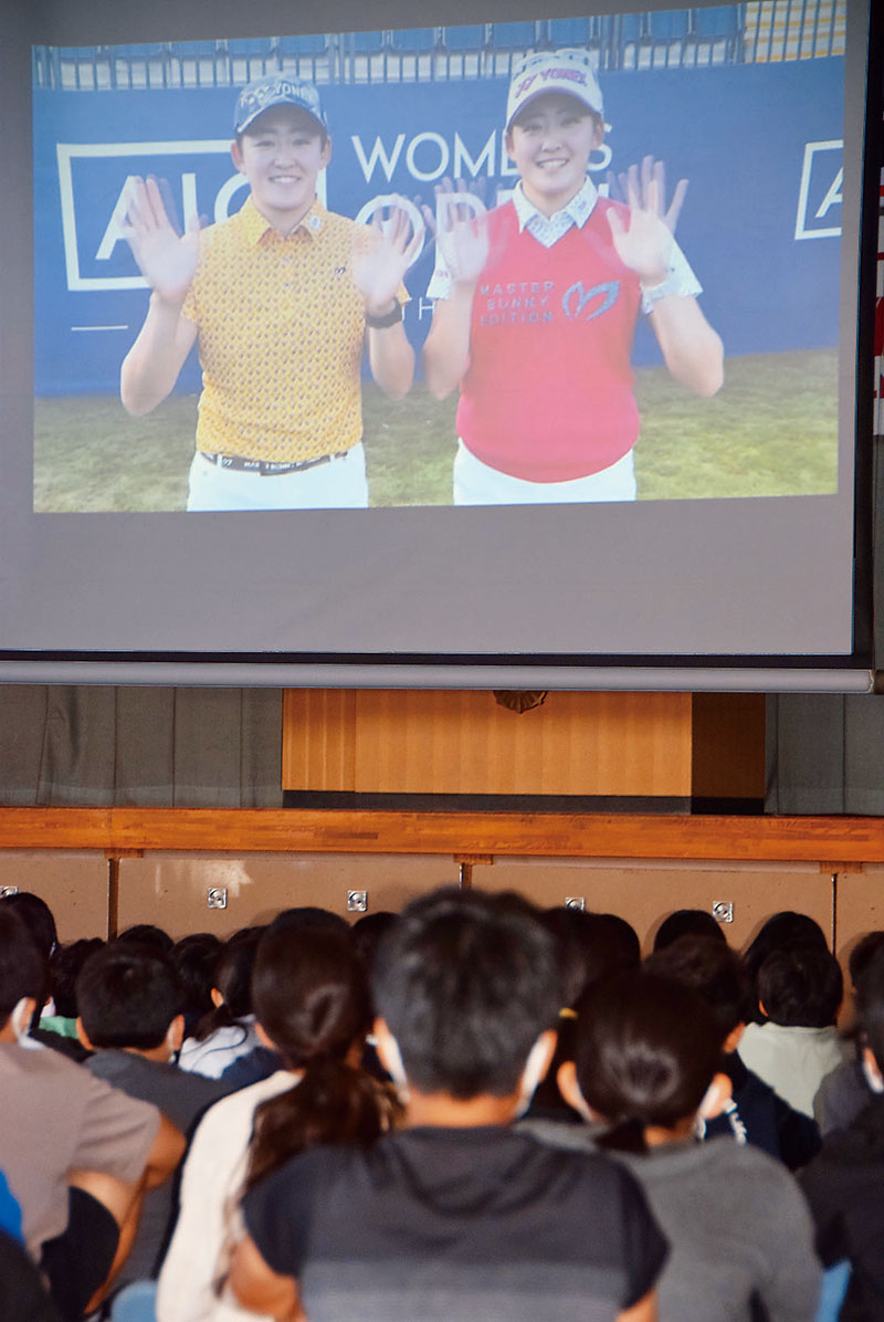 卒業生の岩井姉妹は動画メッセージを贈った＝13日、埼玉県川島町立中山小学校体育館