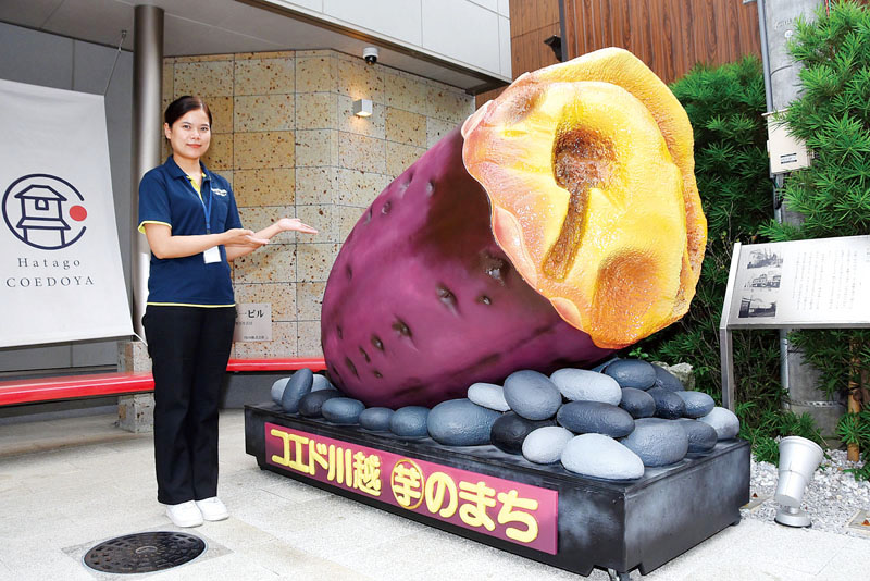 完成した焼き芋の巨大オブジェ＝川越市連雀町