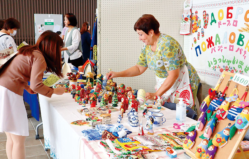 民芸品や、雑貨、服など国際色豊かな品が並んだ物販コーナー＝上尾市文化センターホワイエ