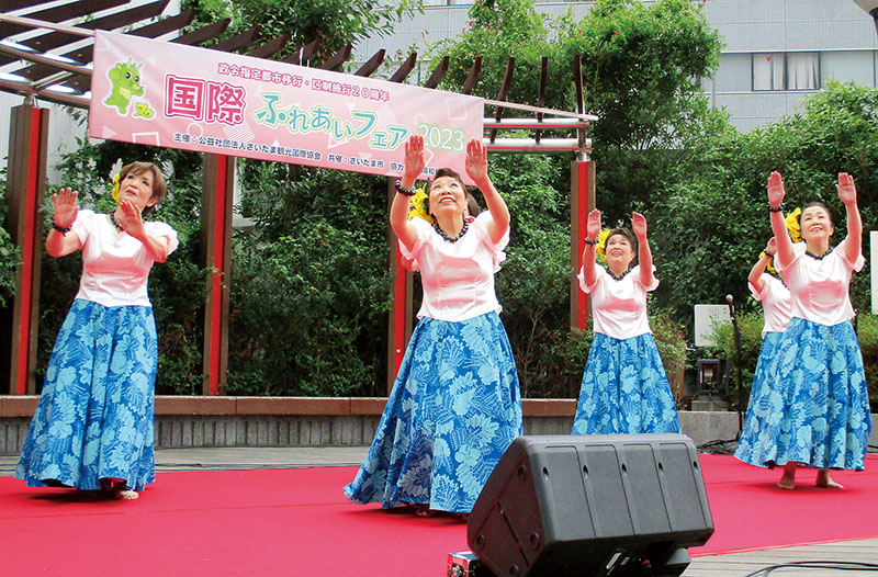 会場を南国の雰囲気に包んだ特設ステージのフラダンス