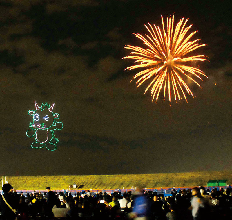 ドローンで再現された「つなが竜ヌゥ」と花火＝14日夜、さいたま市桜区の荒川総合運動公園