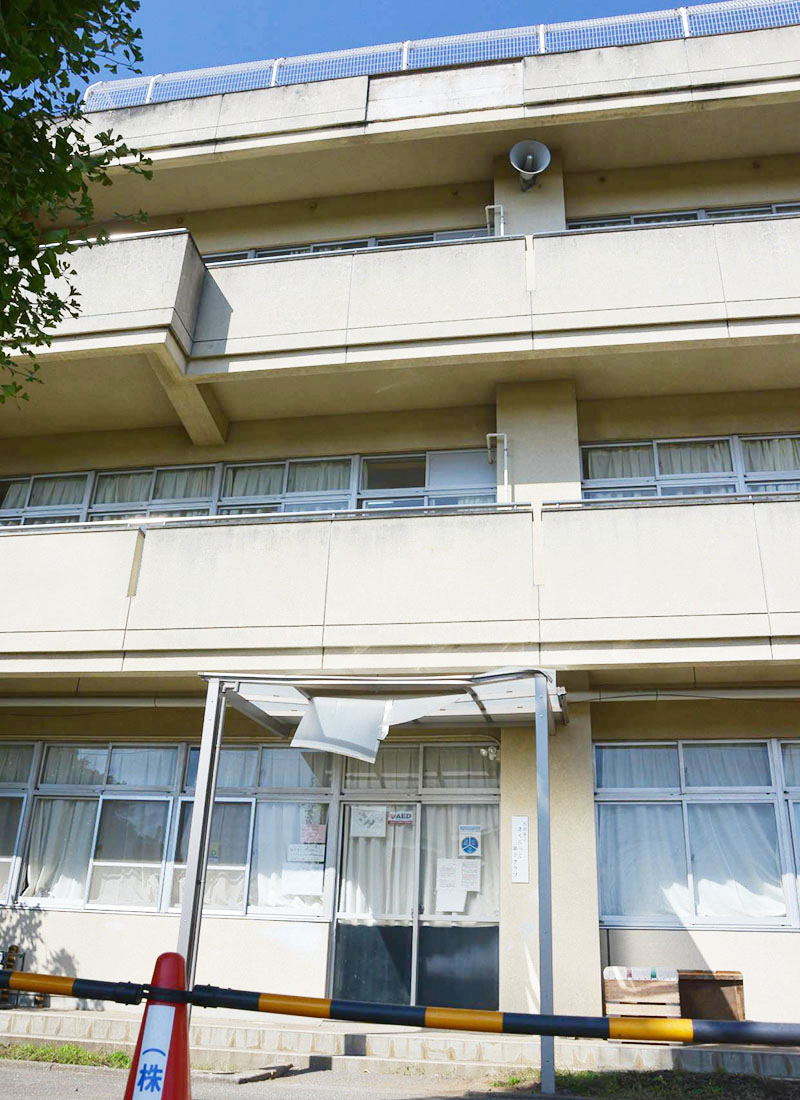 モルタル片が落下し、1階部分の屋根を突き破った＝18日午前、久喜市東4丁目の市立久喜東小学校