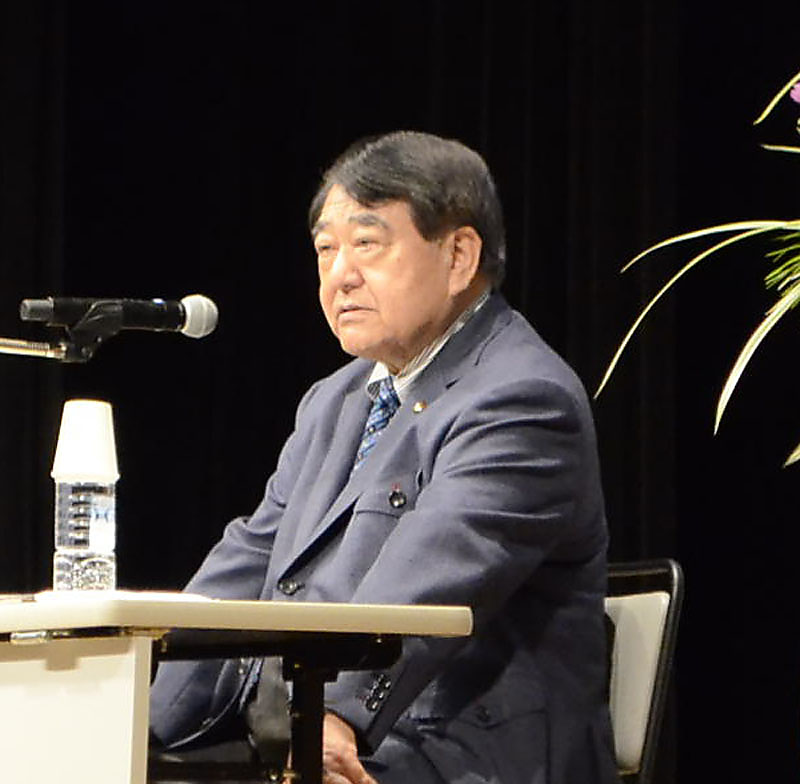 記念講演を行う寺島実郎氏＝25日、さいたま市浦和区
