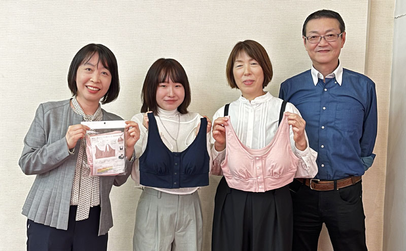 商品化した下着を紹介する（右から）守屋文人企画購買部長、デザイナーの小池京子さん、金子芽さん、山本朱実営業部長