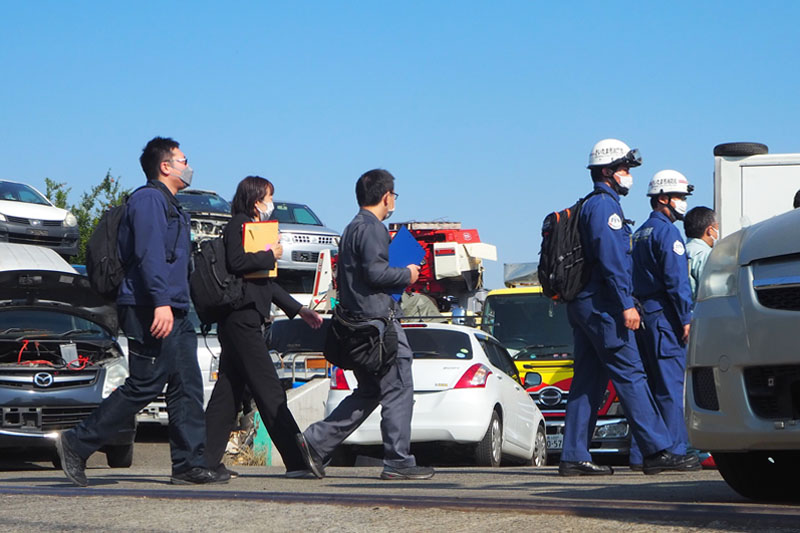 調査のためヤードに立ち入る警察官ら＝27日午前10時5分ごろ、埼玉県さいたま市岩槻区