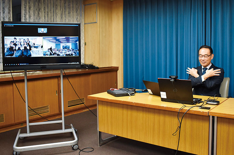 埼玉県立不動岡高校、中国山西省の太原市外国語学校の生徒らとオンラインで記念撮影する大野元裕知事＝27日午後、県庁