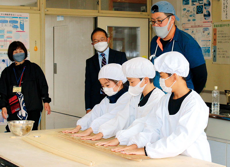 五家宝作りを体験する小学生たち＝埼玉県熊谷市立玉井小学校