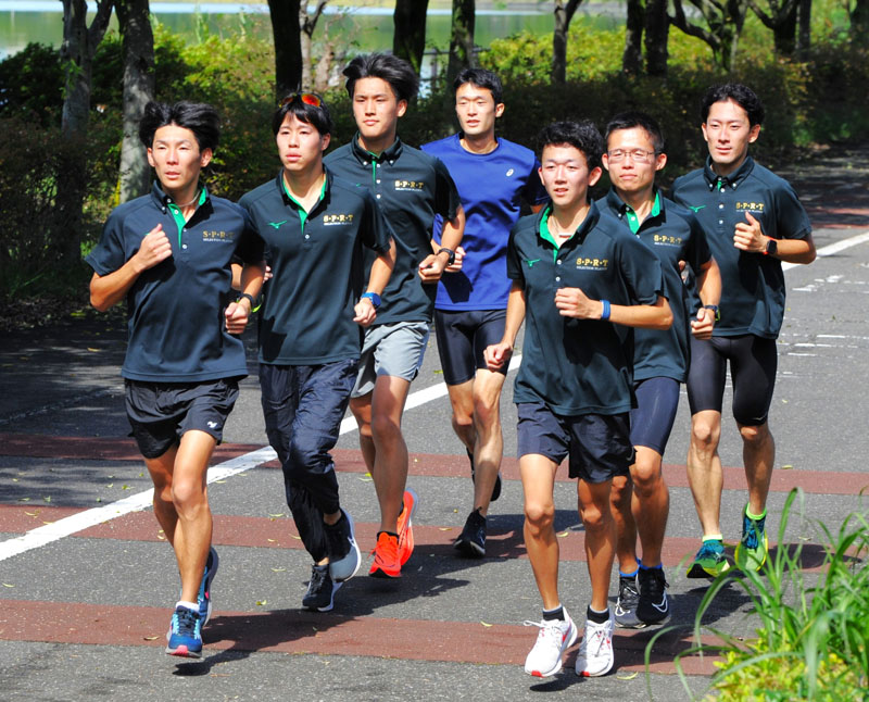 彩湖の周りを集団で走る埼玉県警チーム