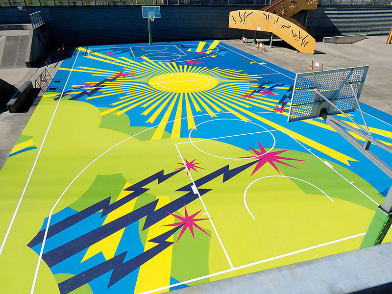 リニューアルしたバスケットボールコート＝26日、埼玉県吉川市中央