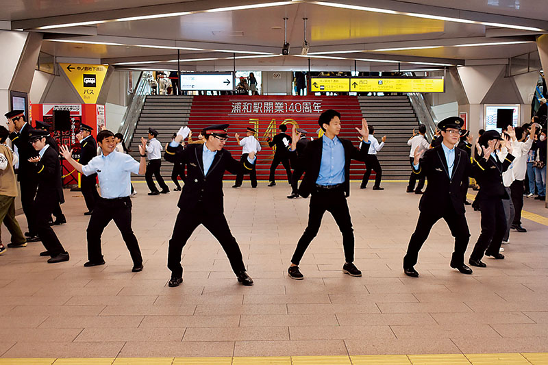 フラッシュモブでダンスパフォーマンスを行う駅員ら＝28日午前、JR浦和駅