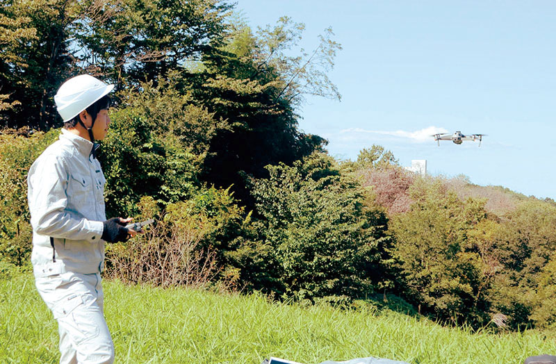 ドローンを操縦する大西信徳代表＝17日、埼玉県所沢市
