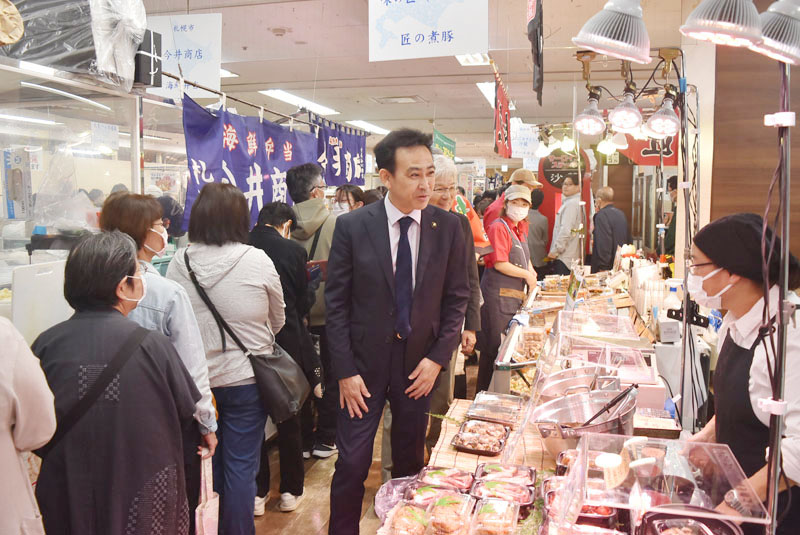 開催中の「冬の大北海道展」を訪れた大泉潤函館市長（中央）＝9日午前、熊谷市仲町の八木橋百貨店7階催事場