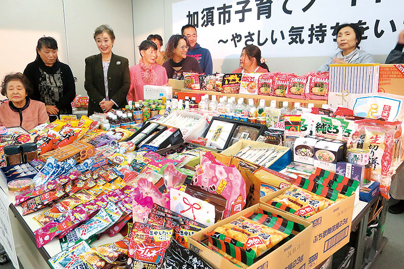 ひとり親家庭などを支援するため、市民や地元企業などから多くの食品が寄せられた＝13日、埼玉県加須市役所5階