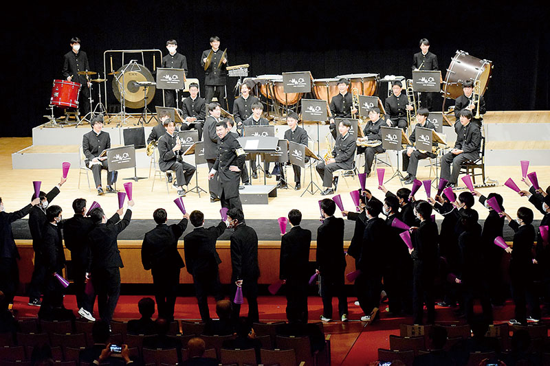 吹奏楽部と応援団がコラボレーション、演奏と演武で式典に華を添えた＝18日午後、埼玉県東松山市民文化センターホール