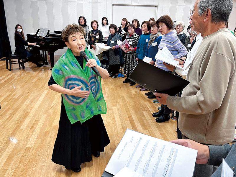 加藤登紀子さんが「この手に抱きしめたい」を歌い、コーラス練習する参加者ら＝17日、埼玉県さいたま市大宮区の市民会館おおみや（レイボックホール）