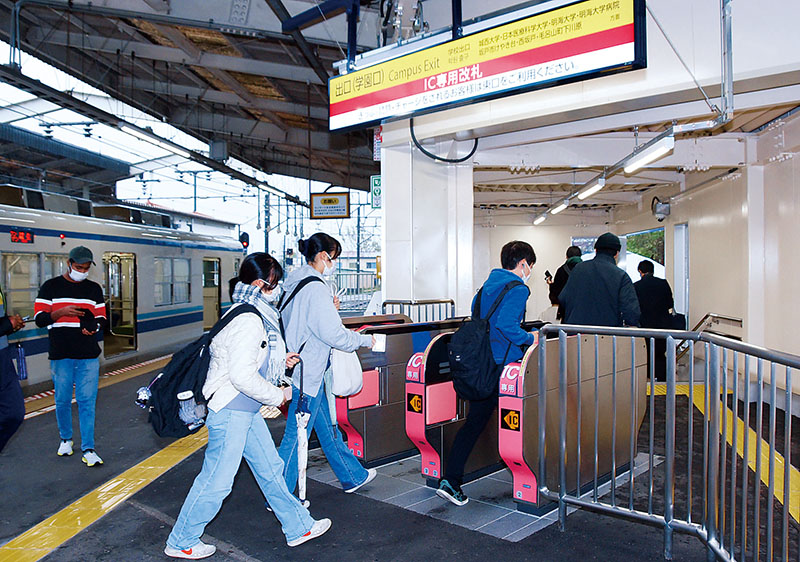 毛呂山町下川原の東武越生線川角駅に17日、新たな改札口「学園口」が開設した。駅周辺には大学や高校があり、通勤通学時間帯の混雑による危険が長年の課題だった
