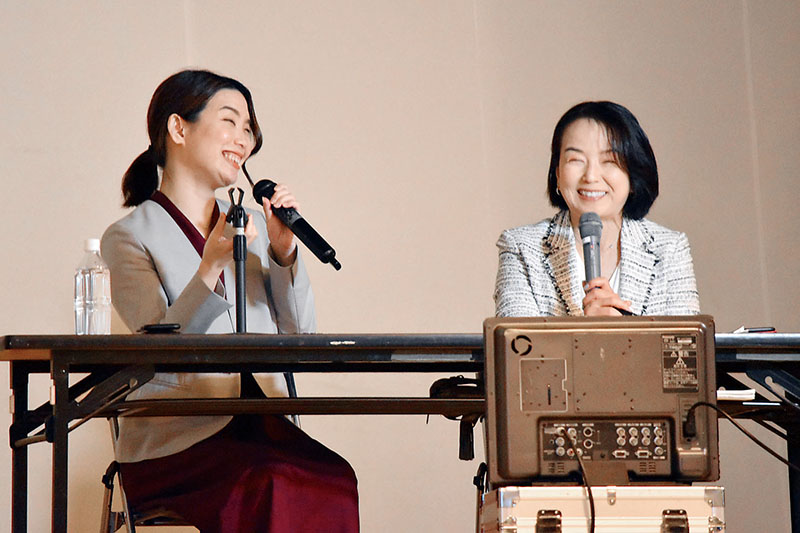 講演する弁護士の板原愛さん（左）とTBSの秋沢淳子さん＝埼玉県熊谷市末広の県立熊谷女子高校