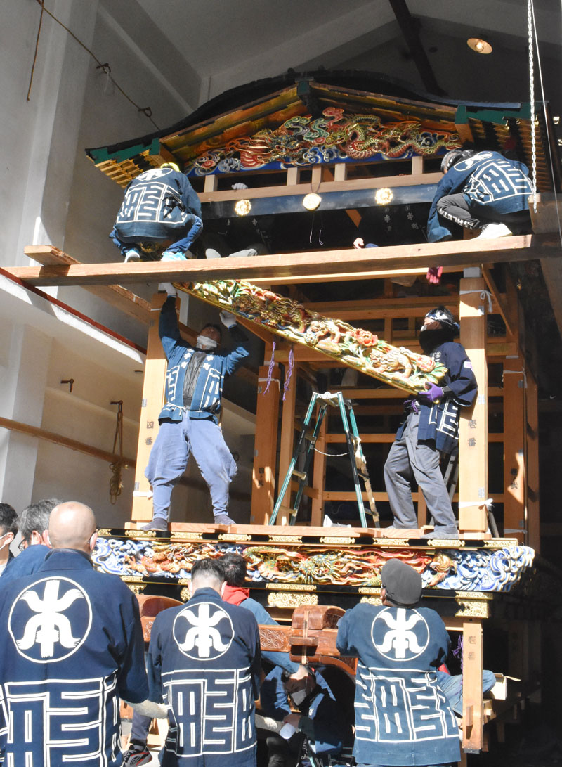 屋台の組み立て作業を行う本町町会のメンバー＝26日午前、秩父神社境内