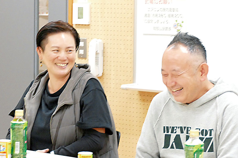 足立紳さん（右）と晃子さん夫妻。結婚20年、晃子さんは、紳さんを叱咤（しった）激励しながら支え、作品のモデルにもなっている