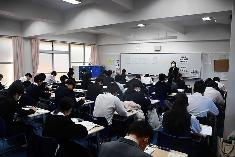 埼玉新聞模試第に集中して挑む中学3年生ら＝10日、さいたま市浦和区の浦和麗明高等学校