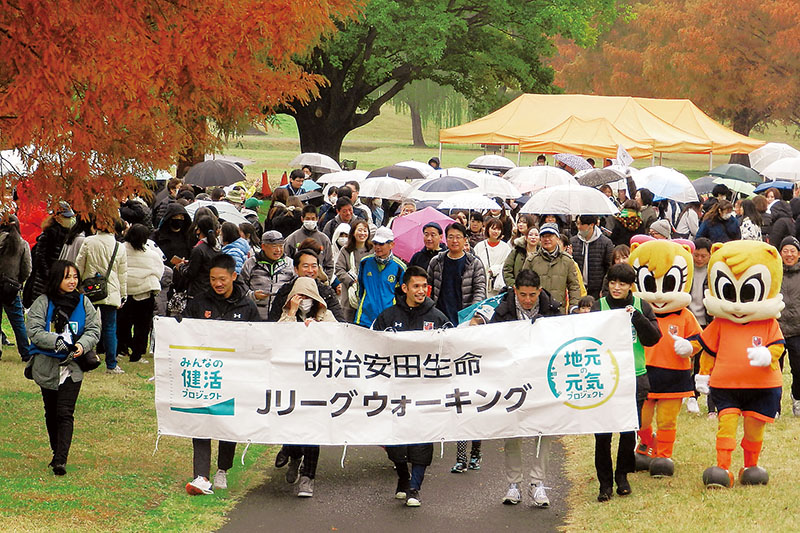 「Jリーグウォーキング」の参加者＝埼玉県さいたま市大宮区の大宮第二、第三公園