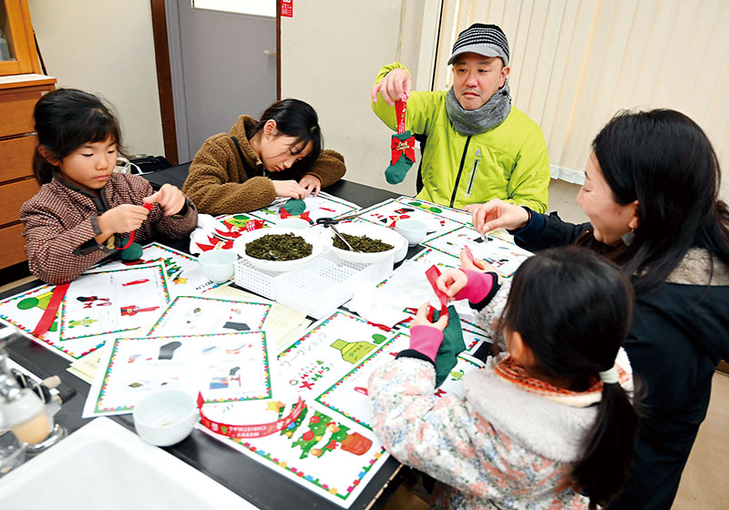 茶殻を使ったクリスマス飾り作りを楽しむ参加者ら＝埼玉県北本市荒井の県自然学習センター