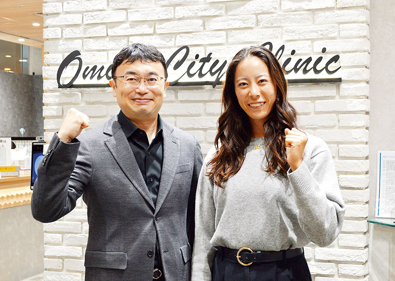 プロテニスプレーヤーの柴原瑛菜選手（右）と中川良副理事長＝さいたま市大宮区の大宮シティクリニック