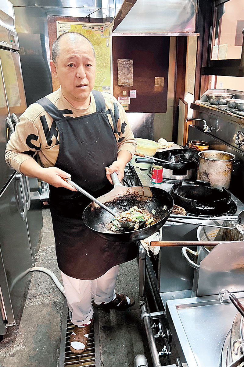 「銀華飯店」店主の村山健次さん＝埼玉県さいたま市浦和区大東3丁目