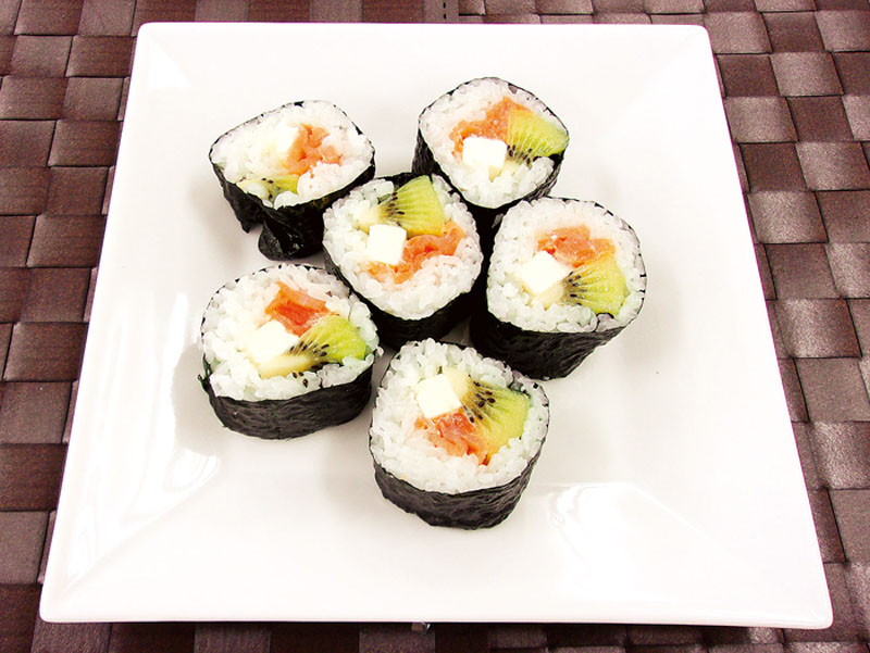 最優秀賞を受賞した「キウイとサーモンののり巻き」（市提供）