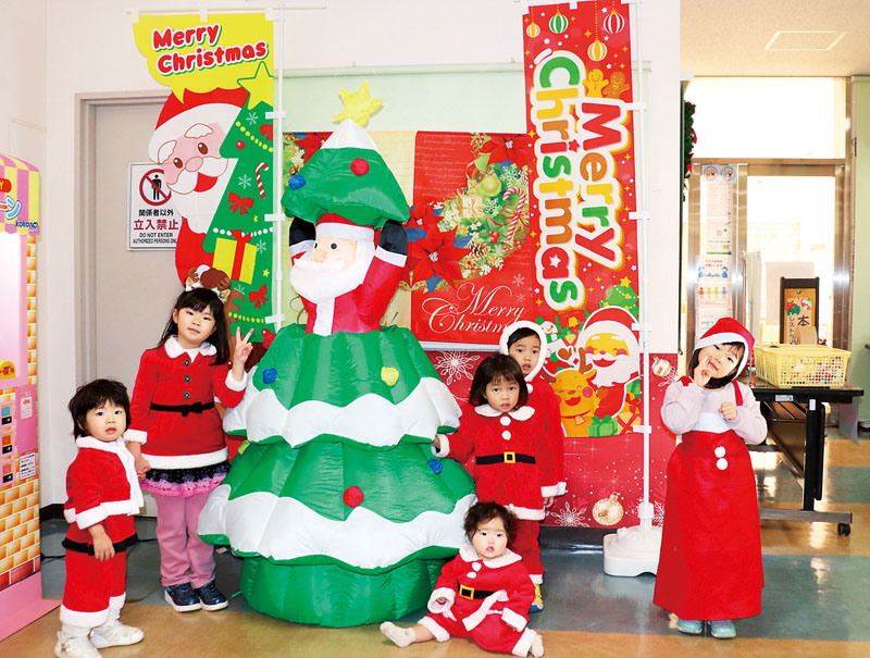 サンタクロースの仮装で来園した子どもら（むさしの村提供）