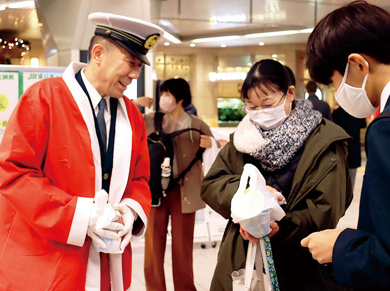啓発品を配りながら注意を呼びかける橋本昭文署長（左）＝埼玉県さいたま市浦和区のJR浦和駅