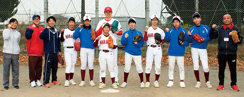 坂田投手を囲んで熊谷市立奈良中学校の野球部員ら