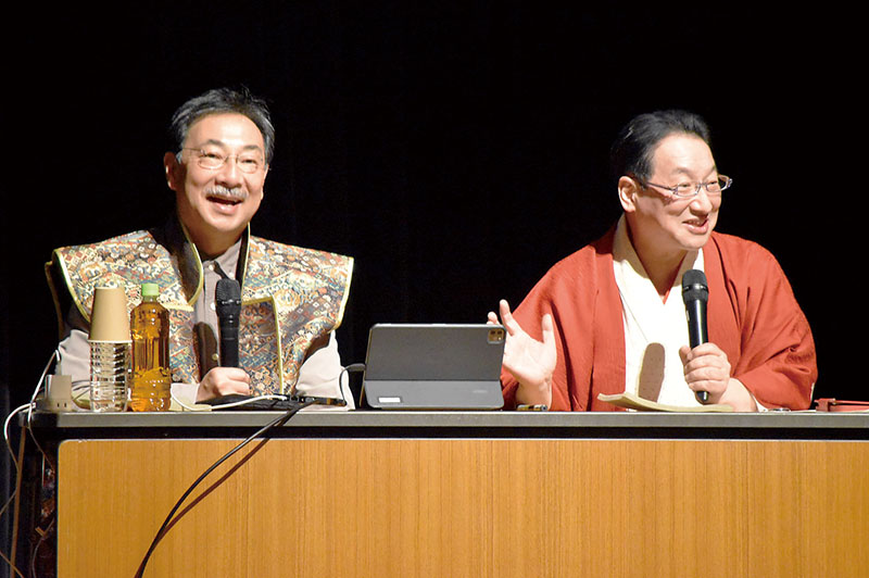 トークショーを行う春風亭昇太さん（右）と千田嘉博さん＝24日午後、埼玉県行田市本丸の市産業文化会館