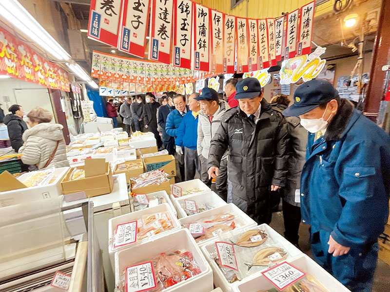 市場関係者の説明を受けながら場内を視察する清水勇人市長（右から2人目）＝28日、さいたま市北区吉野町の大宮市場