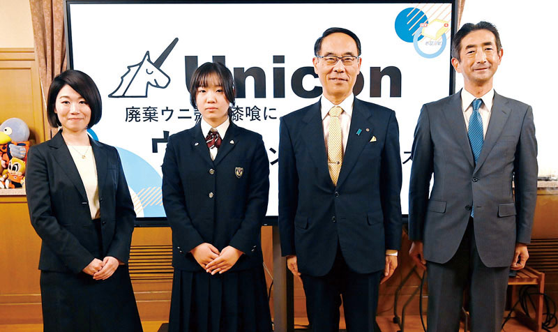 最終審査会での健闘を誓った中藤さん（左から2人目）＝27日、県庁
