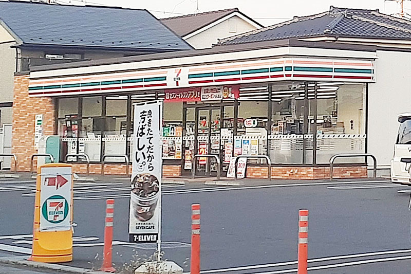 男性が逃げ込み、男に刃物で切り付けられた現場のコンビニエンスストア＝30日、さいたま市北区