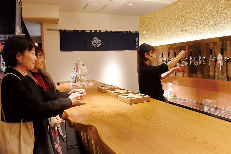 地ビールやワインをタップで提供する「酒匠屋台ウォールタップエリア」＝西武秩父駅前温泉・祭の湯施設内