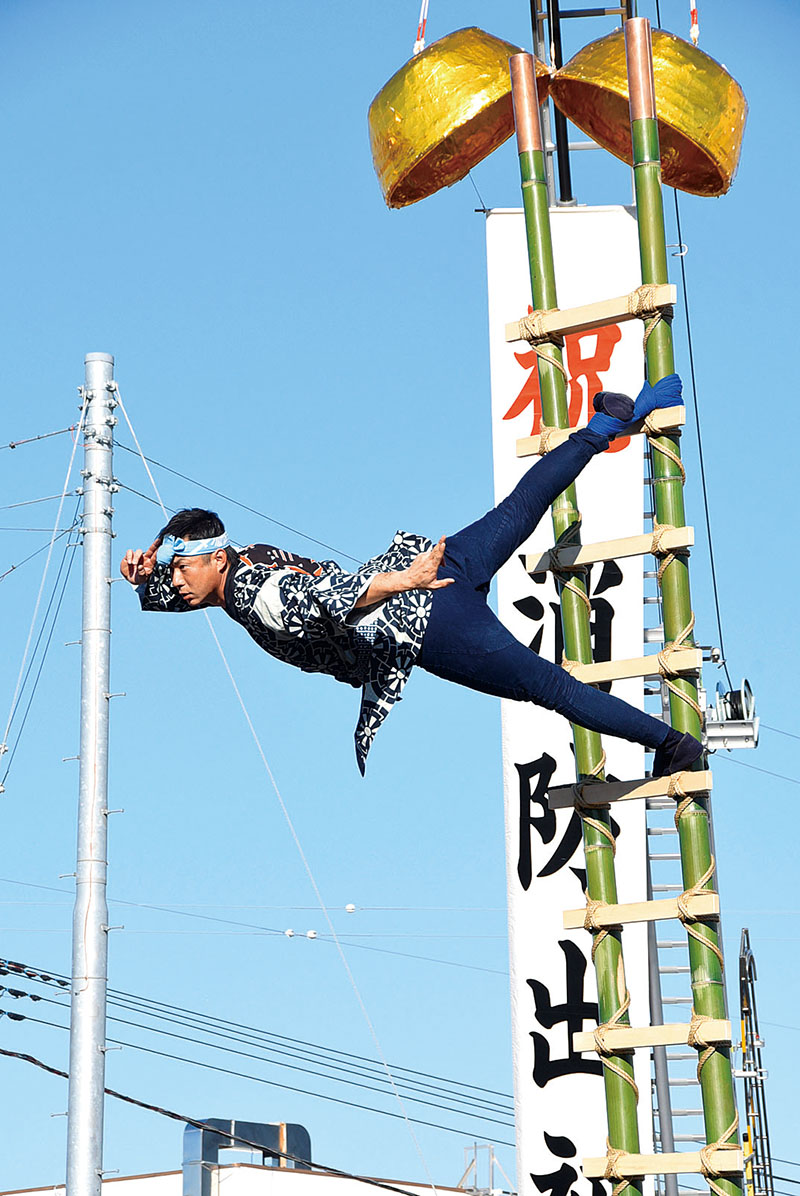 はしご乗りを行う川越鳶（とび）組合のメンバー＝昨年2023年1月8日、川越市元町の市役所南側駐車場
