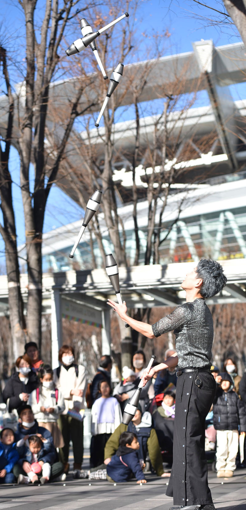 6本のクラブジャグリングを成功させるパフォーマー＝6日午前、埼玉県さいたま市中央区