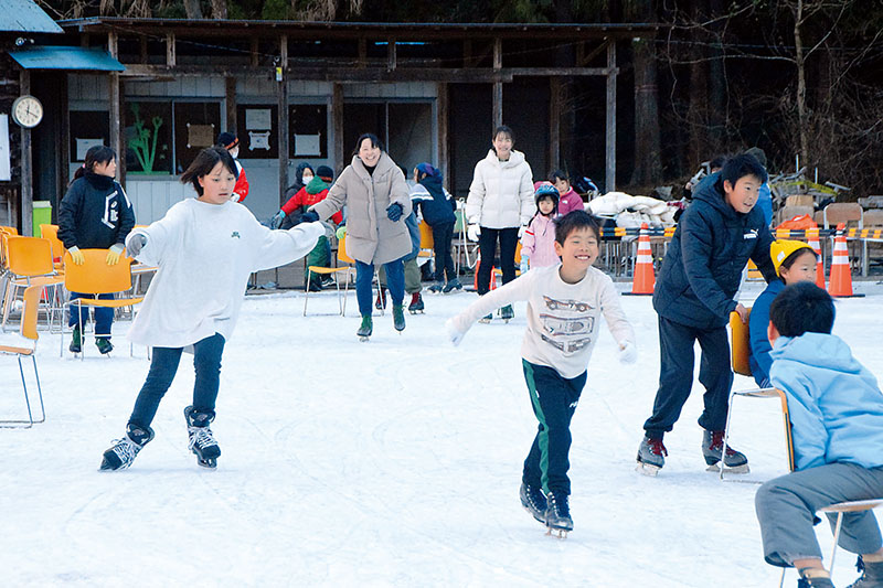 天然リンクでスケートを楽しむ子どもたちら＝5日、埼玉県ときがわ町西平の上サ・スケート場