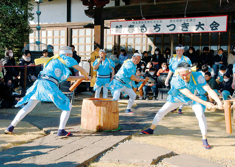 さまざまな動きをしながら餅をつく南大塚餅つき踊り保存会のメンバー＝7日、埼玉県川越市南大塚の西福寺
