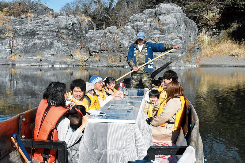 船に設置されたこたつに入って川旅を楽しむ観光客＝6日、埼玉県長瀞町の荒川