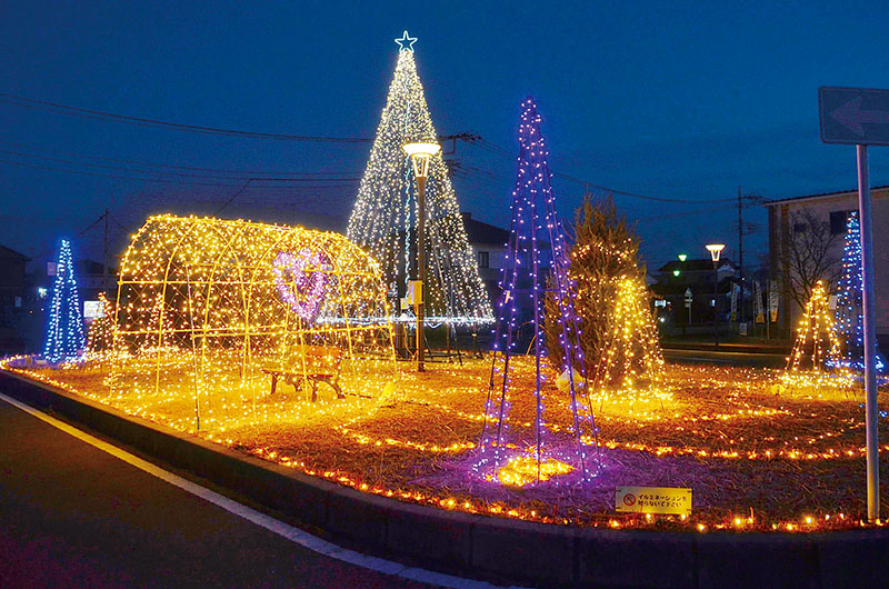 武川駅南側ロータリーで点灯するイルミネーション＝埼玉県深谷市田中