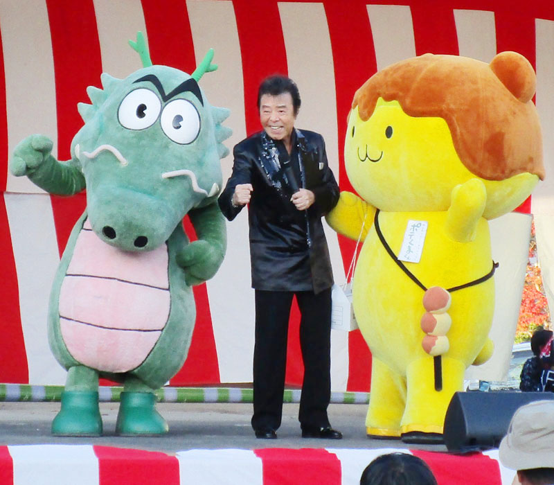吉田よいとこ祭に出演した冠二郎さん＝2019年11月4日、秩父市下吉田（市提供）