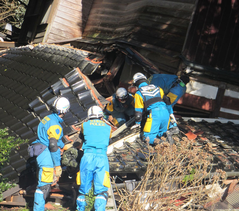 石川県珠洲市内で行方不明者の捜索活動に当たる県警警察官ら（県警提供）
